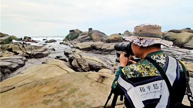 基隆市和平島地質公園舉辦攝影比賽，帶領攝影愛好者及一般民眾走進管制區，捕捉東北季風帶來的巨浪美景。（張志康攝）