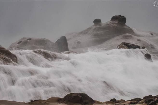 北海岸冬季吹拂的東北季風，在和平島地質公園往往會有大浪，捕捉巨浪的瞬間，總讓人為之沉迷。（和平島地質公園提供／張志康基隆傳真）