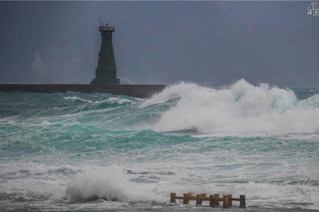 北海岸冬季吹拂的東北季風，在和平島地質公園往往會有大浪，捕捉巨浪的瞬間，總讓人為之沉迷。（和平島地質公園提供／張志康基隆傳真）