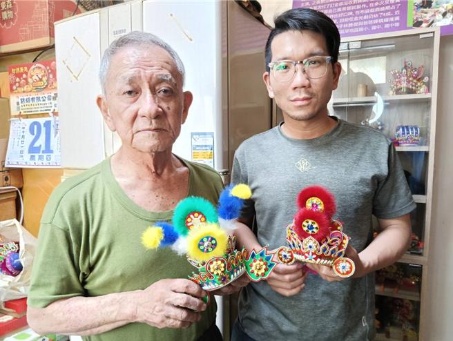 知名国宝级布袋戏「红灯师」苏志荣3年前与妻子陆续罹癌，即使其独子辞职投入照顾，妻子仍不幸于上周病逝，身体状况加上治疗开销让苏家无力办理后事，高雄暖心殡葬业者陈纪孝一手包办苏妻丧葬事宜。（民眾提供／任义宇高雄传真）