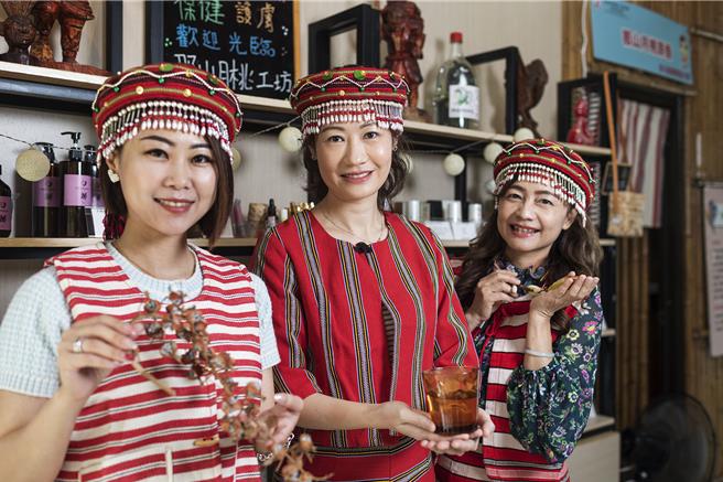 县议员邱靖雅指县府打造「新竹走走」观光品牌，3年游客仅2846人，交旅处长陈盈州说明是由旅游业者规画味道探索的深度旅游。（罗浚滨摄）