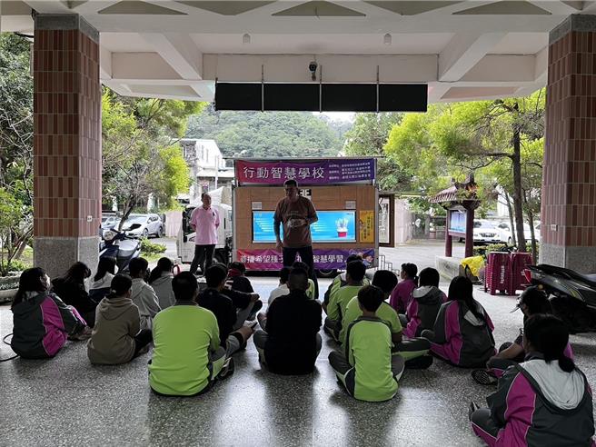 2024年11月26日苗栗县／为缩小城乡数位落差，提升偏乡学子教育品质，「行动智慧学校计画」进驻苗栗县南庄国中，举办石虎生态VR体验课程。(苗栗县政府提供／吕丽甄苗栗传真）