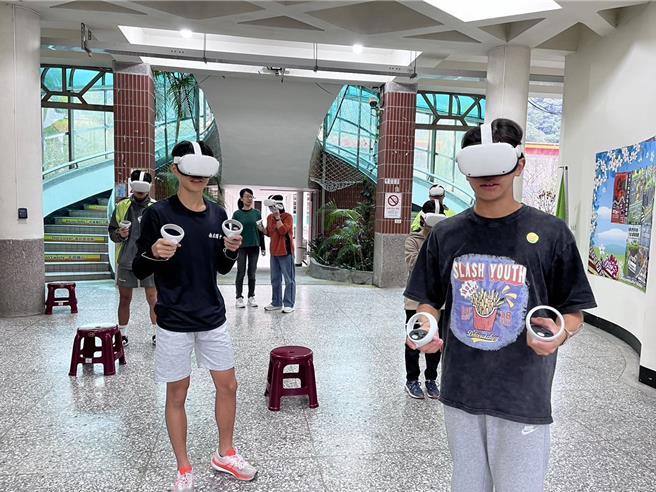 2024年11月26日苗栗县／学生透过VR体验，如置身石虎栖息地，观察其样貌与行为，感受其生存挑战。(苗栗县政府提供／吕丽甄苗栗传真）