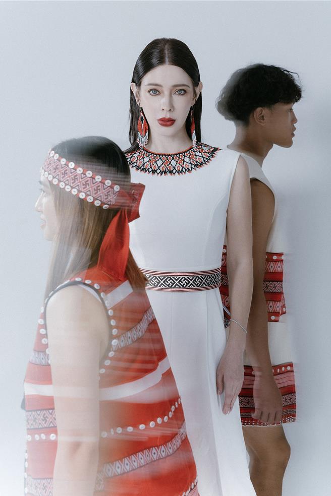 明新科大举办第二届赛夏族知识研究论坛，师生发表创作的「赛夏族雷神纹创新时尚服饰」。（明新科大提供／罗浚滨新竹传真）