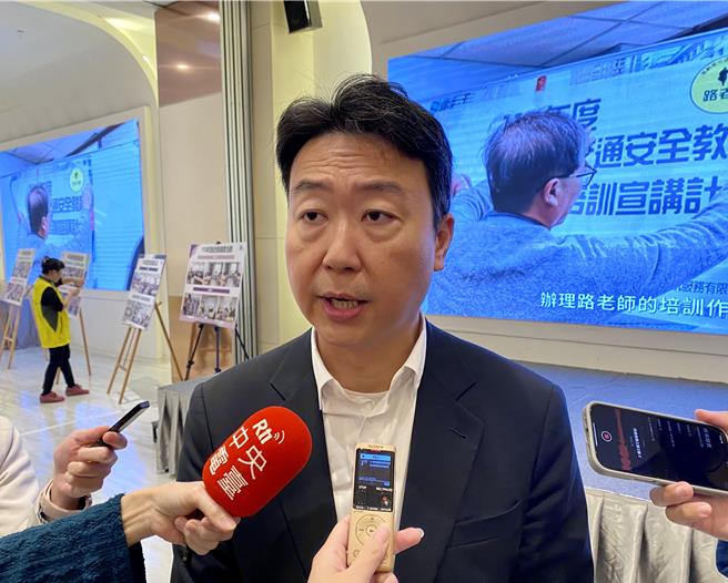 针对中华队接机之乱，交通部长陈世凯26日直言，国家运动员不是用来打广告的，已要求桃机公司检讨。（蔡明亘摄）