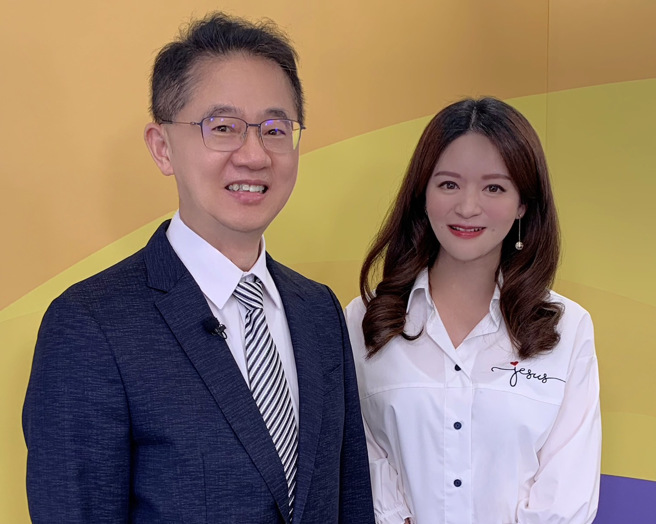 台湾运彩总经理林博泰（左）上时来运转节目，与主持人尉迟佩玉谈运彩眉角。（林胜发摄）