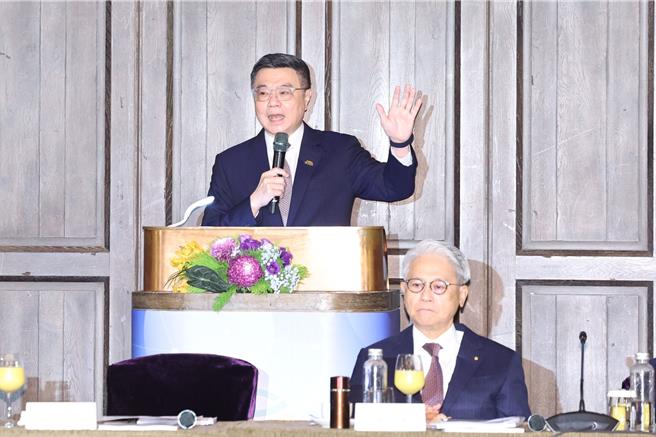 工商協進會26日舉行工商早餐會，會長吳東亮（前）與行政院長卓榮泰（後）共同主持，卓榮泰上台致詞。（杜宜諳攝）