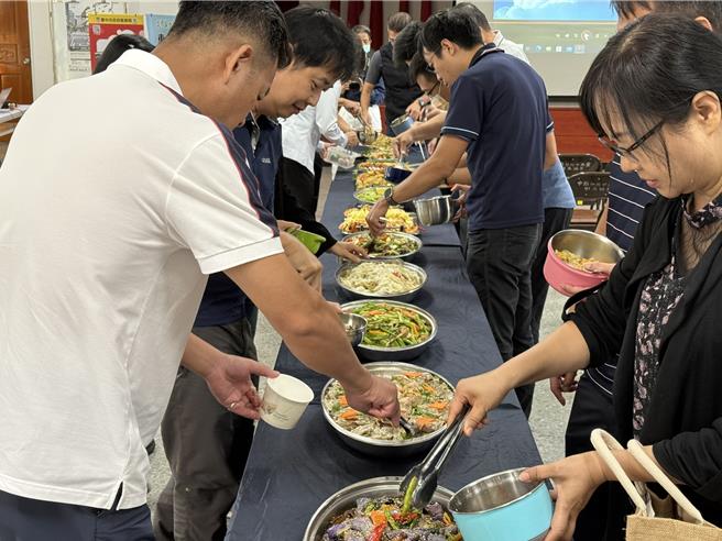慈濟中區慈警會有鑑於此，今天也準備美味豐盛的素食饗宴。（警分局提供／李京昇台中傳真）