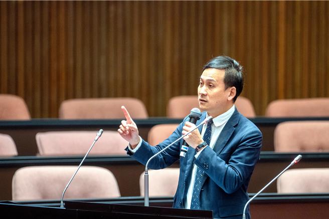 立法院全院委员会今（26）审查考试院长被提名人周弘宪，国民党立委叶元之针对年金改革提出诸多质疑。（叶元之办公室提供／陈薏云台北传真）
