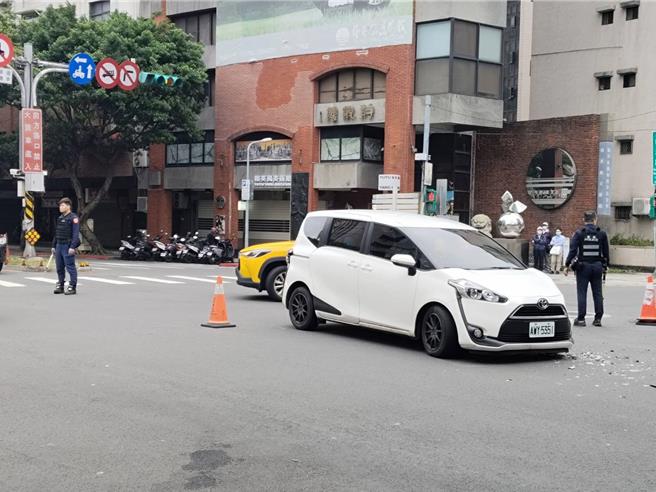 重庆南路、南海路口发生擦撞车祸。（陈鸿伟摄）