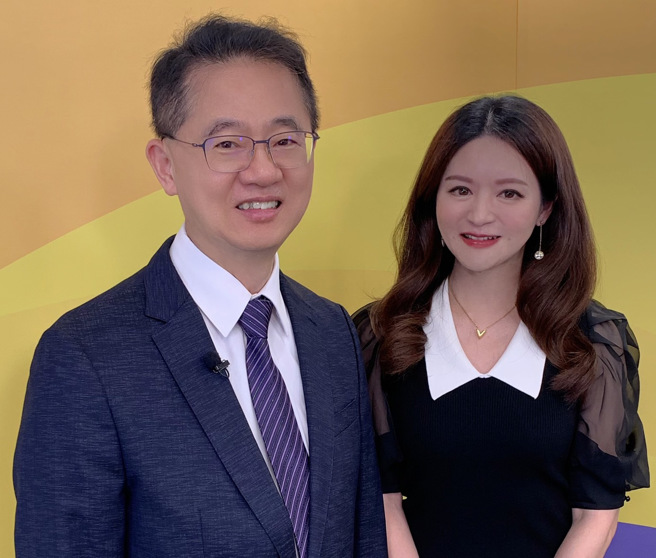 台湾运彩总经理林博泰（左）上时来运转节目，与主持人尉迟佩玉谈运彩眉角。（林胜发摄）