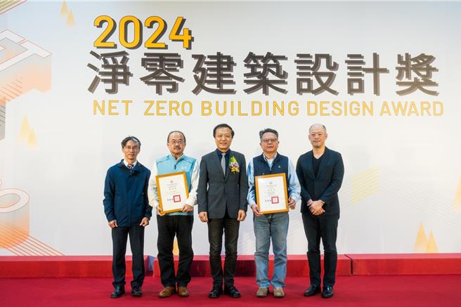 新北市城鄉局主任祕書謝登武與統包團隊領獎。（新北市城鄉局提供）