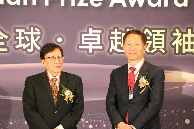 台积电前董事长刘德音（右）26日获潘文渊奖，由前行政院长刘兆玄（左）颁奖。（图／柳名耕摄）