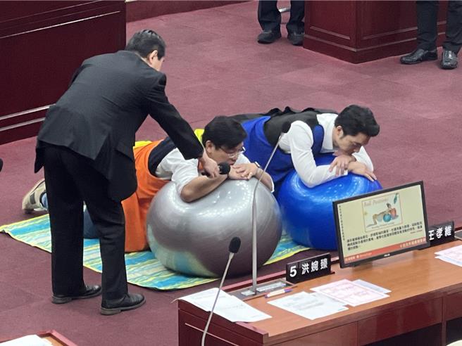 台北市议员陈贤蔚邀请台北市长蒋万安一同换上4100公克的孕妇体验装、使用生产球，体验孕妇感受。（张珈瑄摄）