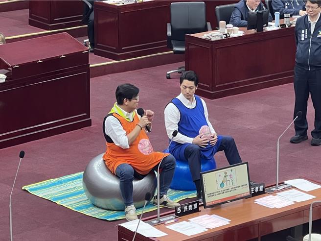 台北市议员陈贤蔚希望北市府和台北联合医院结合国内推广友善生产的各机关单位支援。（张珈瑄摄）