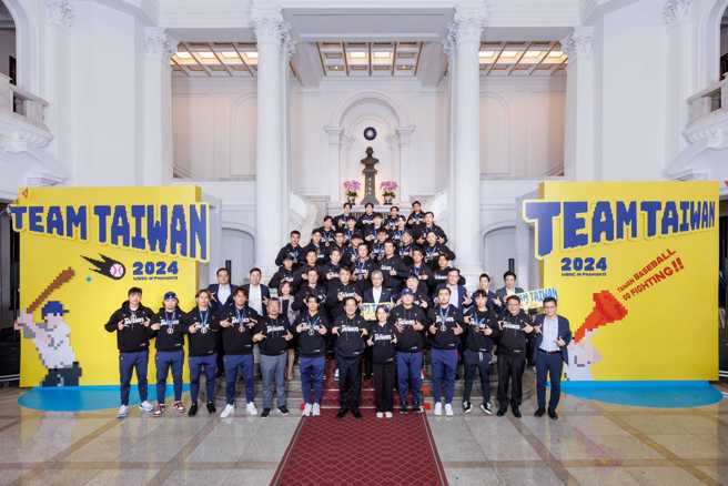 赖清德感谢中华队英雄时，一度忘记富邦悍将的球员，直到主持人提醒才补充。（翻摄自中时新闻网YouTube）