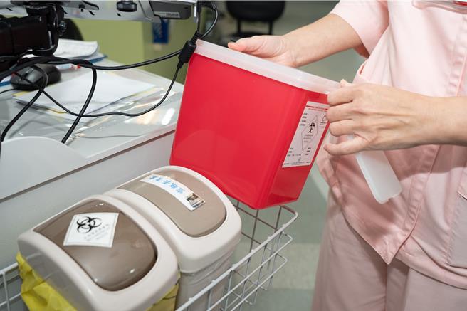 双和医院推出全国首创的「低碳集针盒」。（双和医院提供）