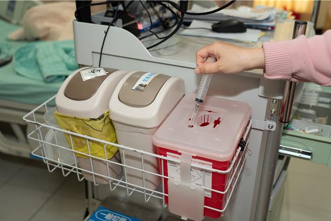 双和医院推出全国首创的「低碳集针盒」。（双和医院提供）