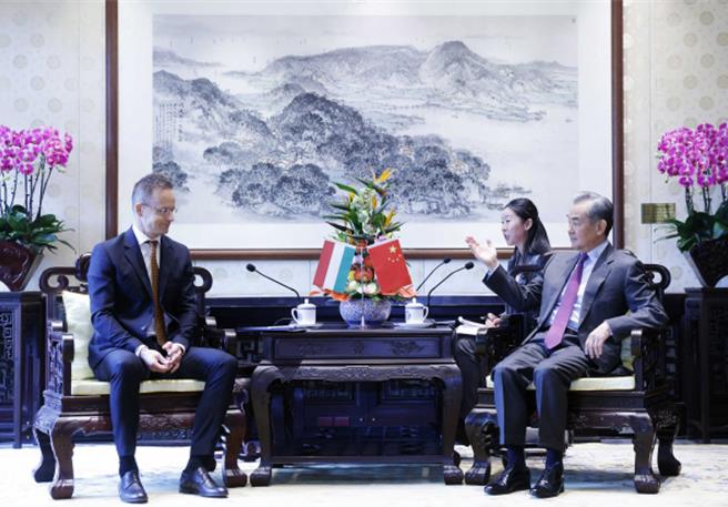中国外交部长王毅26日在北京，与匈牙利外长西亚尔托（Peter Szijjarto）举行会谈。（摘自大陆外交部官网）