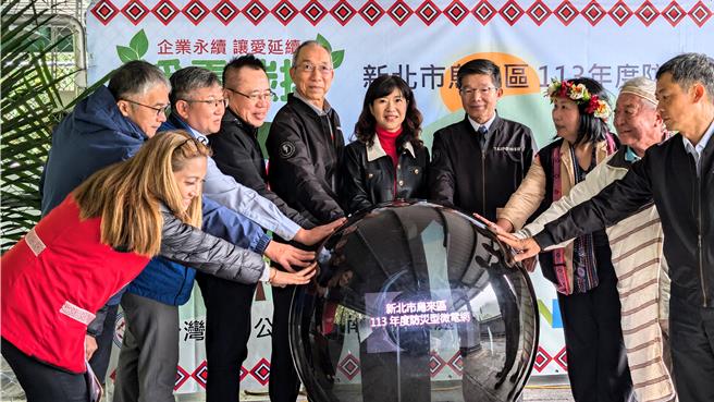 台電台北南區營業處今（26）日在新北市烏來區德拉楠國小舉辦福山防災型微電網啟用典禮，意味烏來區邁入智慧電網時代，得以擺脫以往天災過後，常面臨多日無電可用的困境。（台電提供）