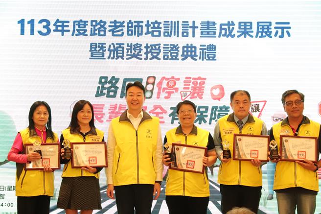 交通部长陈世凯颁发「年度贡献奖」。（交通部提供／蔡明亘台北传真）