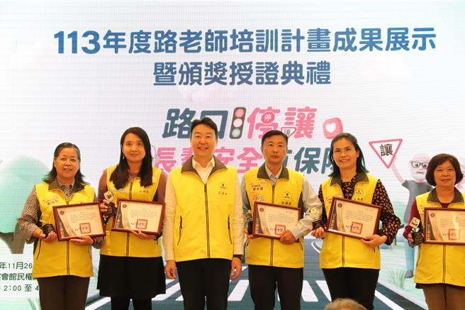 交通部长陈世凯颁发「年度贡献奖」。（交通部提供／蔡明亘台北传真）