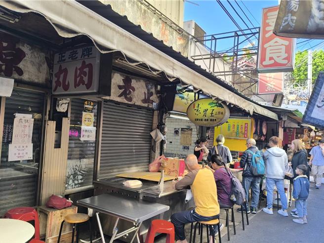 庙东商圈多家老店暂时休息，仅有卖素食的业者继续营业。（李京升摄）