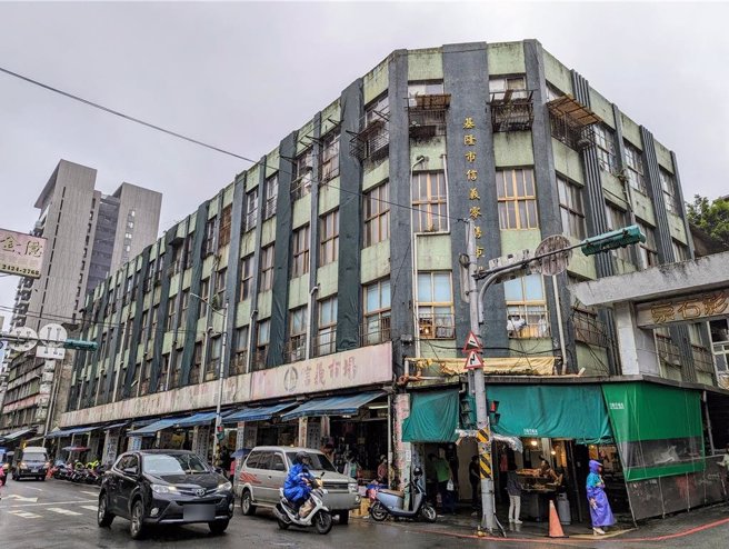 基隆市政府明年度编列5400万元的预算，做为信义公有市场中继市场的改装费用，但多位议员有异议，该笔预算最终提大会进行讨论。（张志康摄）