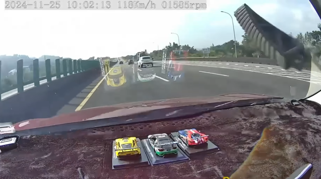 有驾驶日前行驶在国3内车道时，遭到「橡胶轮檔」击中挡风玻璃。（图／翻摄自脸书爆料公社）