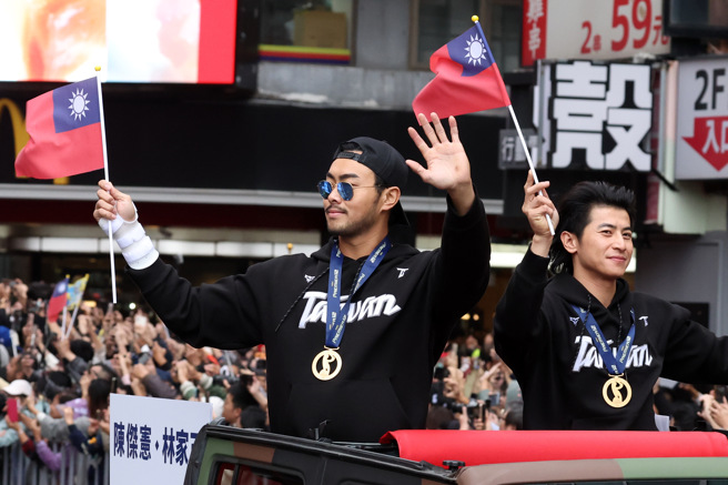 「棒球英雄 台湾尚勇」大游行26日登场，民眾在游行时意外发现中华队队长陈杰宪（右）手上有一块又大又厚的茧，引起讨论。（资料照／邓博仁摄）