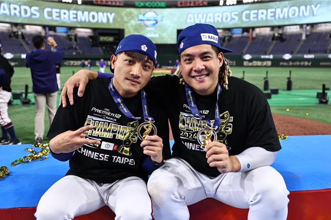 中华队在25日光荣返台后，屏东囝仔吉力吉捞．巩冠（右）说：「我以屏东为荣。」为此，屏东县政府加码颁发70万元奖金给他，以作鼓励与感谢。（屏县府提供／谢佳潾屏东传真）