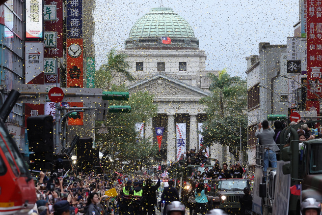 世界12强棒球锦标赛中华队勇夺冠军，下午在台北市街头进行英雄大游行，球迷挤爆游行路线街头，而本报也收集拍下个球员的精彩画面。（邓博仁摄）
