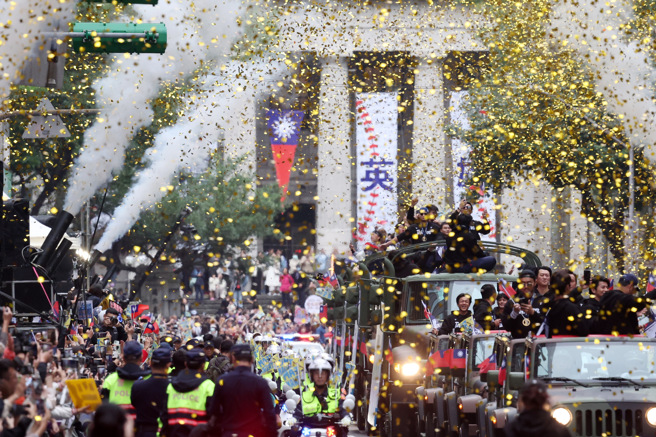 世界12强棒球锦标赛中华队勇夺冠军，下午在台北市街头进行英雄大游行，球迷挤爆游行路线街头，而本报也收集拍下个球员的精彩画面。（邓博仁摄）