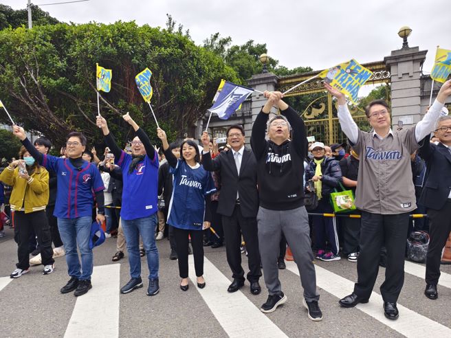 总统府秘书长潘孟安（右三）与各党秘书长在台北宾馆前为夺下世界棒球12强冠军的中华队加油。（陈君玮摄）