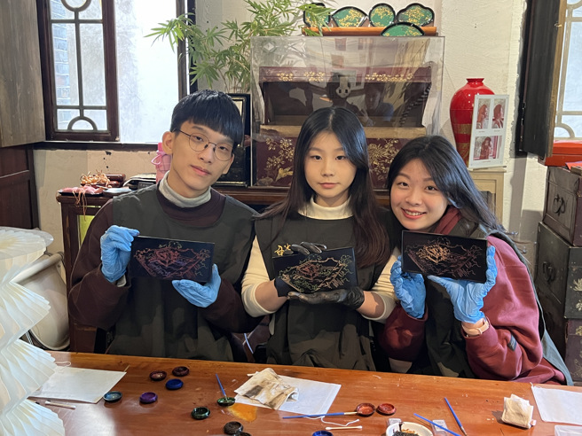 台灣新秀們體驗漆藝，不同顏色的搭配，展現選手們想表達不同的意境。（攝/劉安婕）