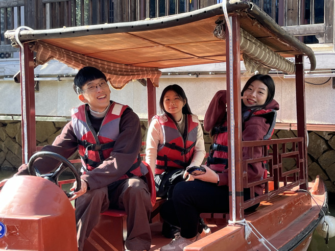 台灣新秀們體驗遊船，小橋流水清幽的環境，更凸顯文化底蘊。（攝/劉安婕）