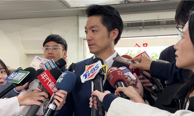 针对总统赖清德传出有意将500元钞票改版为「台湾棒球英雄」一事，台北市长蒋万安26日表示，棒球确实是台湾的国球，5亿元也是满大的经费，因此应多听大家的意见，多沟通、讨论。（丁上程摄）