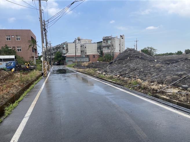 桃园航空城保留区内的大园区埔心里天地恋社区原有2条连外道路，受航空城都市计画影响后，仅剩1条约4米的道路，住户忧路幅过小若有紧急事件发生，恐耽误救灾。（徐其万提供／廖姮玥桃园传真）
