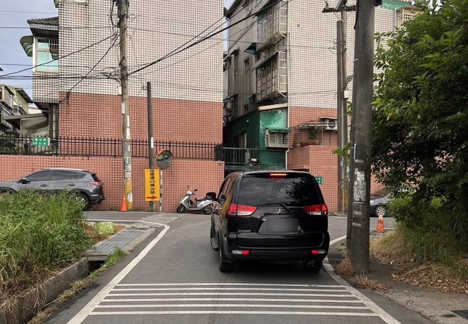 桃园航空城保留区内的大园区埔心里天地恋社区原有2条连外道路，受航空城都市计画影响后，仅剩1条约4米的道路，住户忧路幅过小若有紧急事件发生，恐耽误救灾。（徐其万提供／廖姮玥桃园传真）