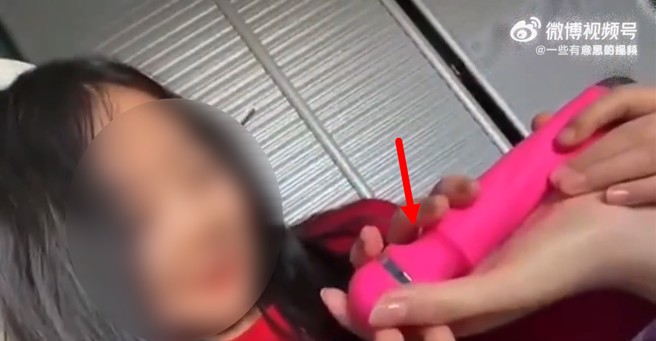 大陆一名小女孩拿着妈妈的私人用品灵魂拷问，陆妈神回这是捣蒜用的。（图／翻摄微博）