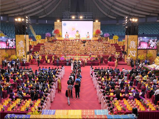 云林县北港朝天宫为庆祝建庙330周年，举行一系列祈福消灾活动，27日起在云林县斗六市体育馆举行长达11天的「悲心广行」水陆普度大斋胜会。（张朝欣摄）