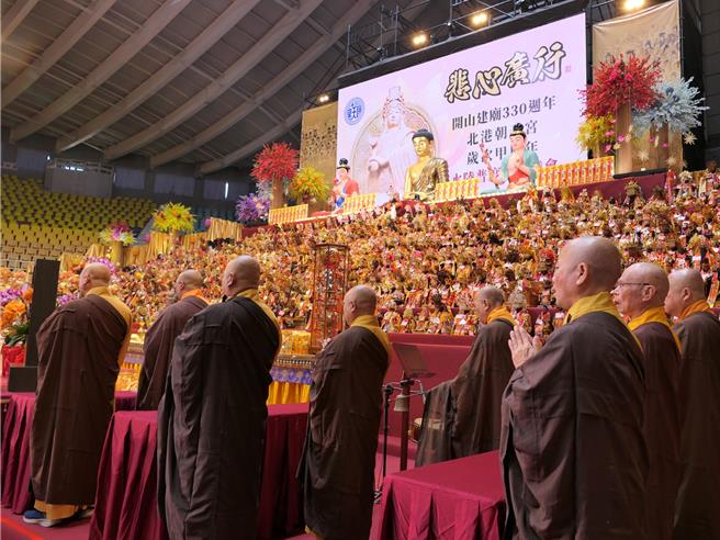 云林县北港朝天宫为庆祝建庙330周年，举行一系列祈福消灾活动，27日起在云林县斗六市体育馆举行长达11天的「悲心广行」水陆普度大斋胜会。（张朝欣摄）