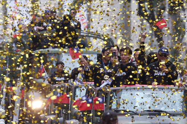 總統府26日舉辦英雄大遊行，讓日本網友對於台灣重視棒球的程度感到訝異。（圖／鄧博仁攝）