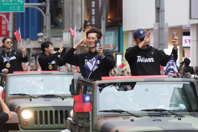 中华队教练高志纲（左）向球迷比出脸颊爱心。（邓博仁摄）