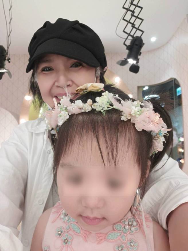 康雅岚亲自照顾3岁小孙女是最甜蜜的负担。（康雅岚提供）