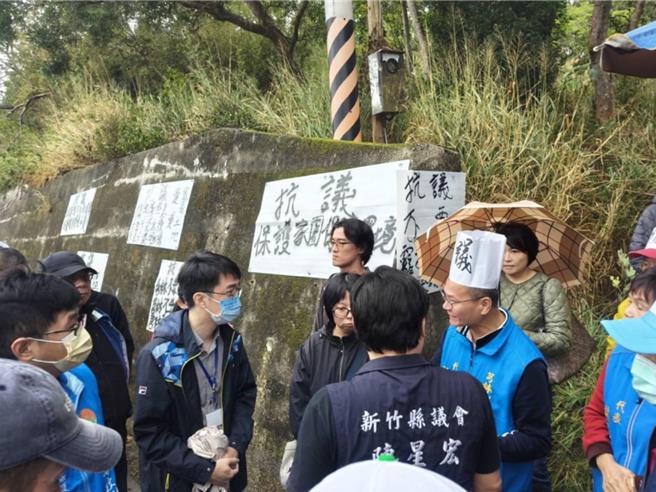 芎林乡传出有私人业者将设宠物生命园区，26日新竹县府前往会勘时，地方民眾贴白布条表达拒绝宠物生命园区进驻诉求。（魏贤祥提供／邱立雅竹县传真）