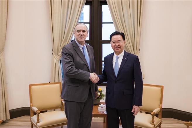 美國CECC共同主席莫克利會見吳釗燮時表示，儘管美政府正值政權交接，他對台美關係的未來發展樂觀。總統府提供