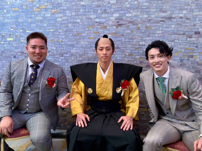 辰己凉介在颁奖典礼打扮成日本武士，因为戴假髮，引起球员们的狂笑。（翻摄画面）