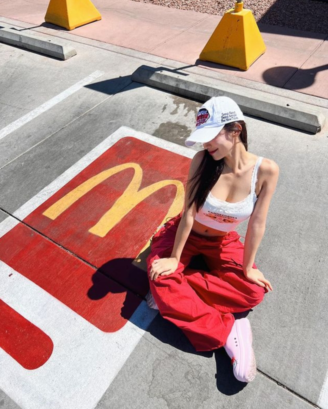 李多慧小帐与知名「黄色地标」合照，火辣身材全都露。（图／翻摄自 IG @florescence._.2）