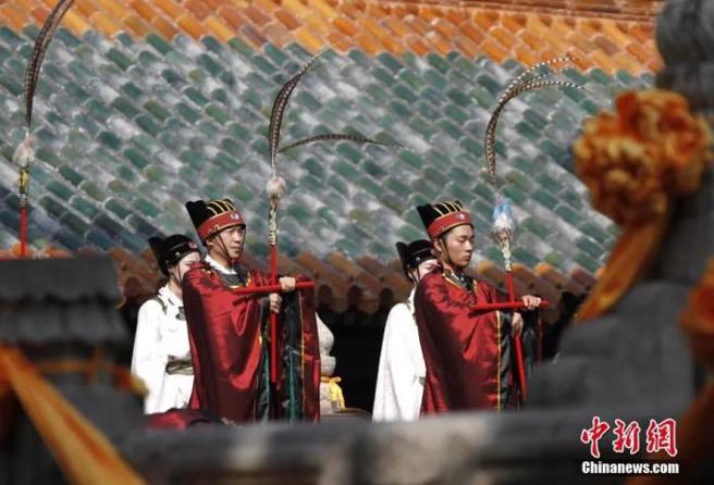 2017年9月28日，丁酉年祭孔大典在山东曲阜举行，7000余名海内外人士共聚于此，纪念孔子诞辰2568年。图为舞生左手持籥，右手持雉尾羽，伴着《天人合一》《为政以德》《天下大同》等乐曲起舞。（中新网）